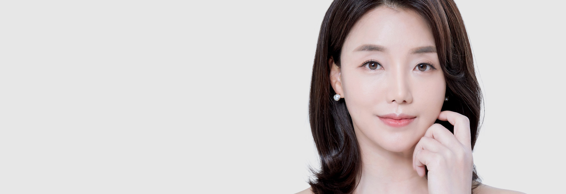 상안검 이럴 때 추천드려요 1 노화로 인하여 눈꺼풀이 과도하게 처진 경우 2 눈꺼풀 처짐으로 속눈썹이 눈을 찔러 눈물이 나거나 눈꼬리나 짓무르는 경우 3 눈꺼풀이 심하게 늘어져 눈의 시야를 가리는 경우 4 눈 뜨는 힘이 약해져 이마에 주름이 깊어진 경우