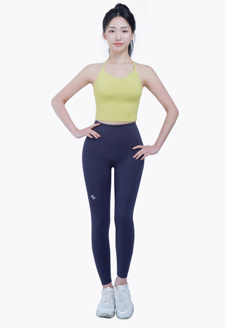 사진에 예쁘게나오기 위해 가는 허리라인, 팔라인, 허벅지 승마라인을 동시에!