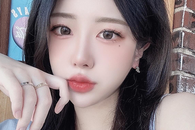 불필요한 지방을 줄여서 턱선을 갸름하게! 벨라콜린식약처에서 턱밑 지방 개선을 위한 전문의약품으로 허가 받은 벨라콜린은 지방세포막을 직접 파괴하여 지방세포 수를 줄이고,  동시에 콜라겐 합성을 촉진해 턱밑 지방 감소와 피부 탄력 개선에 도움을 줍니다.